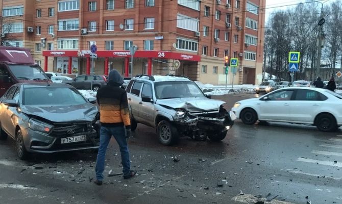 На улице Болдина в Туле дорогу не поделили два автомобиля