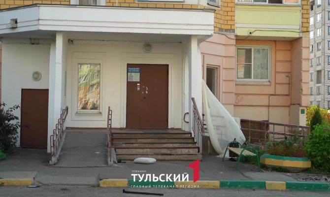 На улице Хворостухина неизвестный выбрасывал мебель с 16 этажа