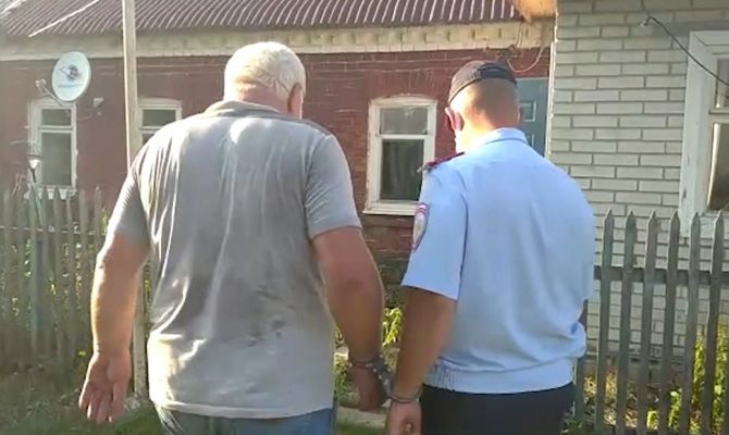 Подозреваемый в убийстве 2-летней девочки в Тульской области: «Ее отец бежал за мной с топором»