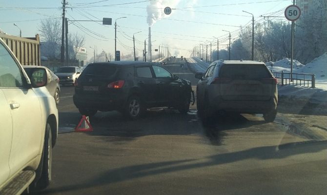 В Туле на Павшинском мосту столкнулись две иномарки