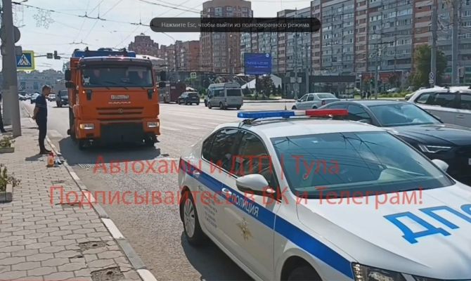Девушка, попавшая под колеса грузовика в центре Тулы, находится в тяжелом состоянии