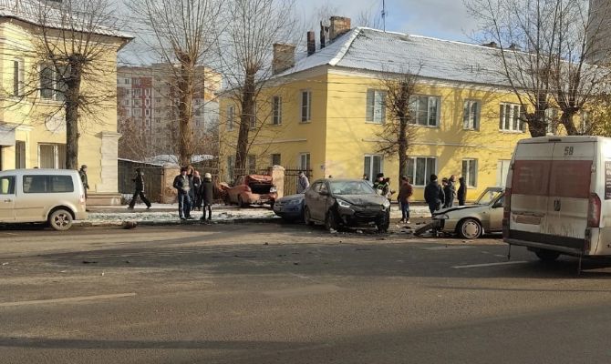 В Туле на улице Болдина столкнулись 5 машин