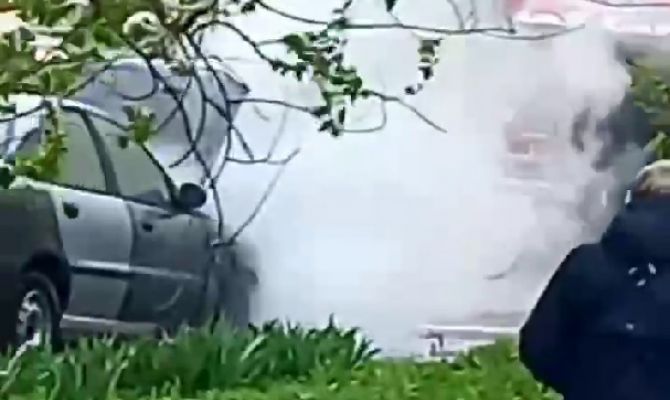 На улице Фридриха Энгельса в Узловой загорелся автомобиль
