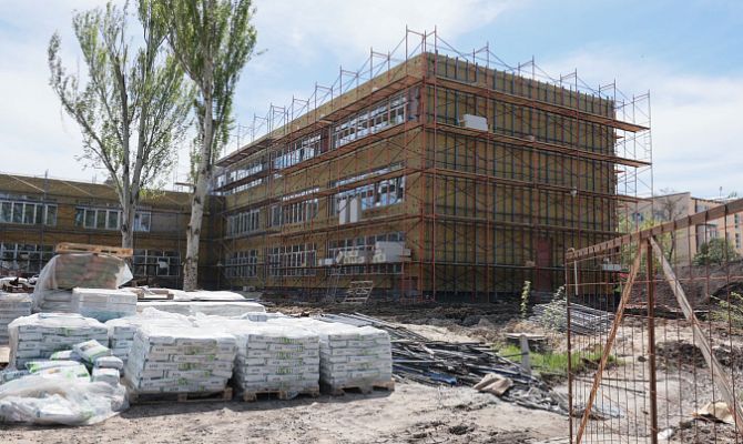 Тульские строители начали восстанавливать лицей в Мариуполе