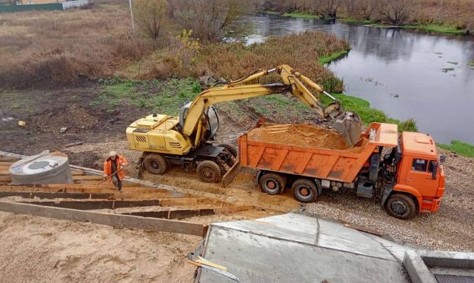 В Ефремове продолжается ремонт моста через Красивую Мечу