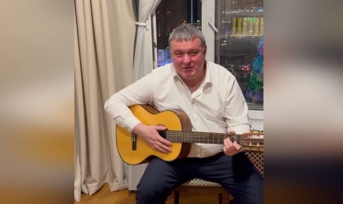 Глава администрации поздравил туляков с Новым годом песней под гитару