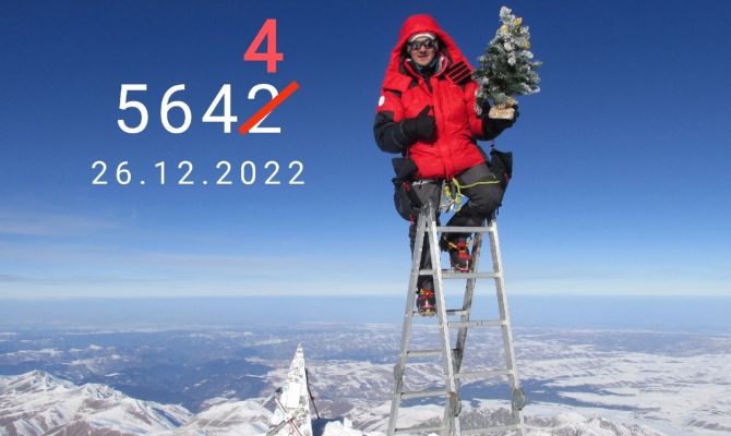 5 644 метра над уровнем моря: туляк установил новогоднюю елку на Эльбрусе