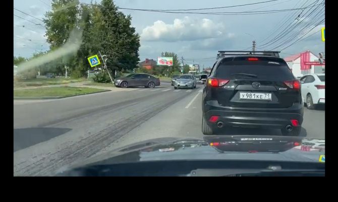 В Туле иномарка сбила дорожный знак на пешеходном переходе