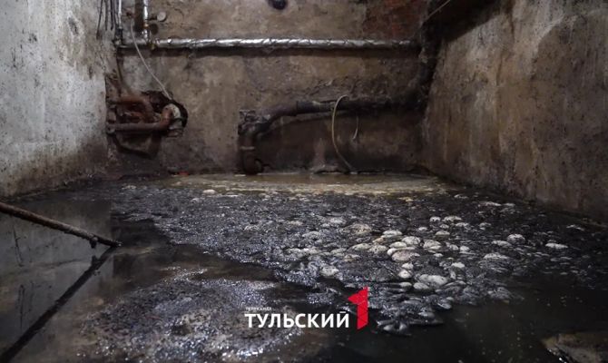 Подвал дома на Одоевском шоссе в Туле превратился в болото из-за засоренных труб