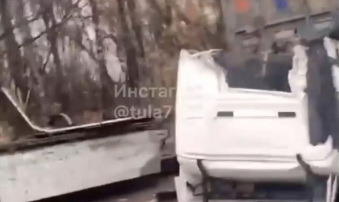 В Тульской области после столкновения двух фур у одной оторвало кабину