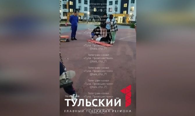 Юная тулячка повредила шею от падения с качелей 