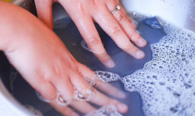 Не разъедают, но отстирывают: названы безопасные и качественные порошки