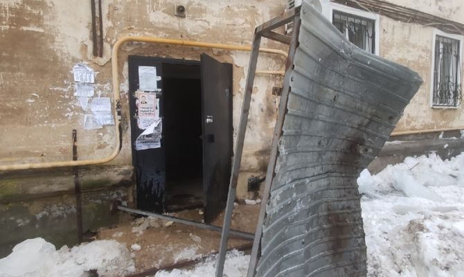 В Щекинском районе упавшая глыба льда разбила козырек подъезда, оторвала провода и газовую трубу