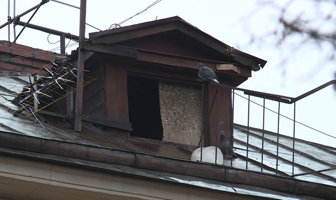 В квартирах жильцов 3-этажки на улице Немцова зимой идет дождь