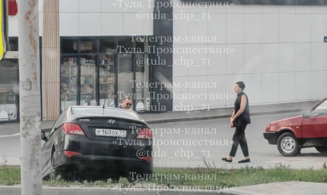 В Зареченском округе легковушка съехала с дороги 