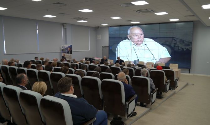 «Иногда лучше отказаться от концепции»: в Туле представили книгу об Аркадии Шипунове