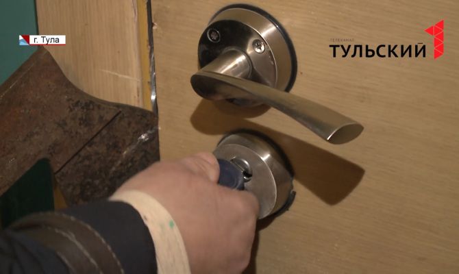 В Туле сотрудники УК без ведома хозяйки взломали дверь в ее квартиру