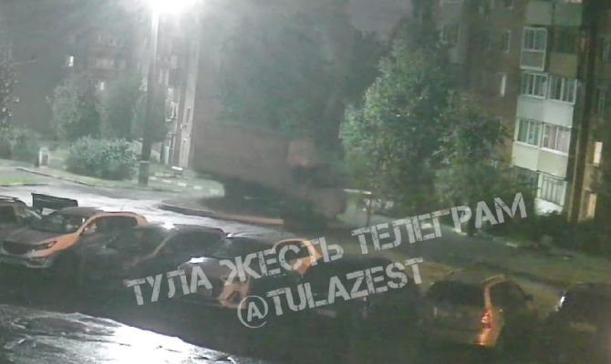 Появилось видео наезда «Газели» на стелу в Туле