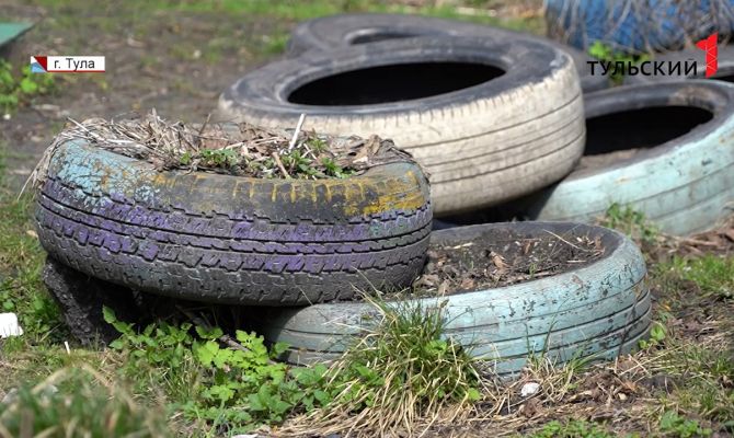 В Богородицке около жилых домов разместили свалку из автомобильных шин