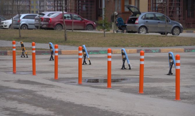 В ЖК "Времена года" появилась платная парковка: жители жалуются на самозахват земли