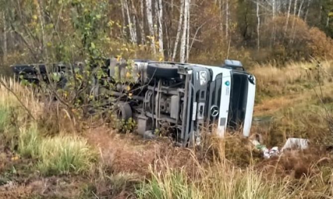 В Кимовском районе водитель фуры опрокинулся и улетел в кювет