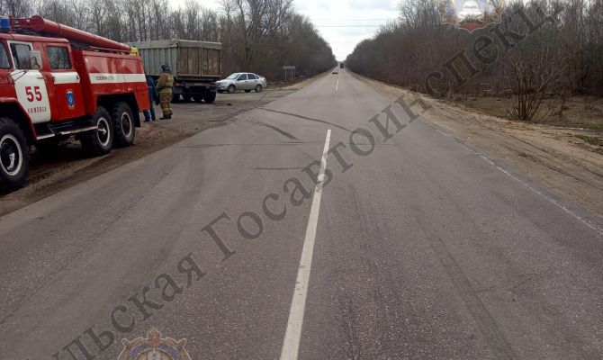 Туляк на легковой машине врезался в грузовик