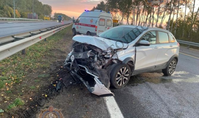 В Тульской области Lada столкнулась с КАМАЗом и въехала в дорожное ограждение