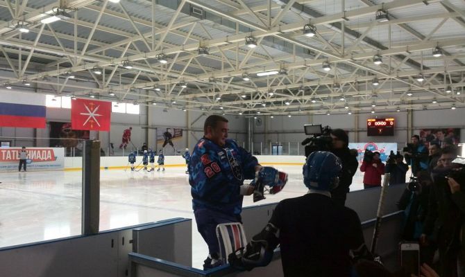 Алексей Дюмин сыграл в хоккей с тульскими суворовцами