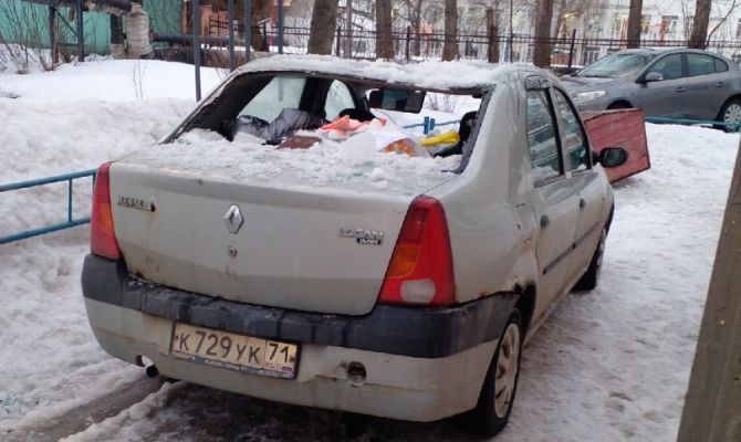 Машину тулячки разбила упавшая с крыши ледяная глыба