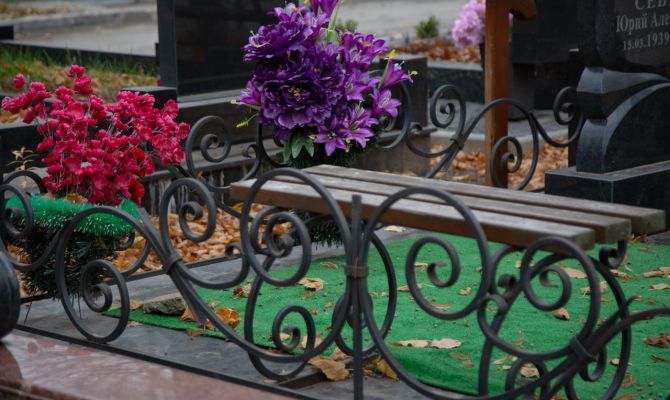 В Веневе двое молодых людей украли ограду с кладбища