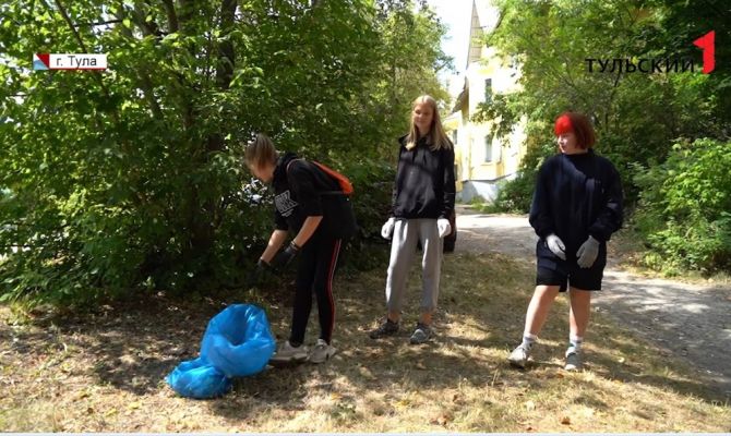 «Чтобы было чисто»: в Туле школьницы добровольно вышли на уборку улиц