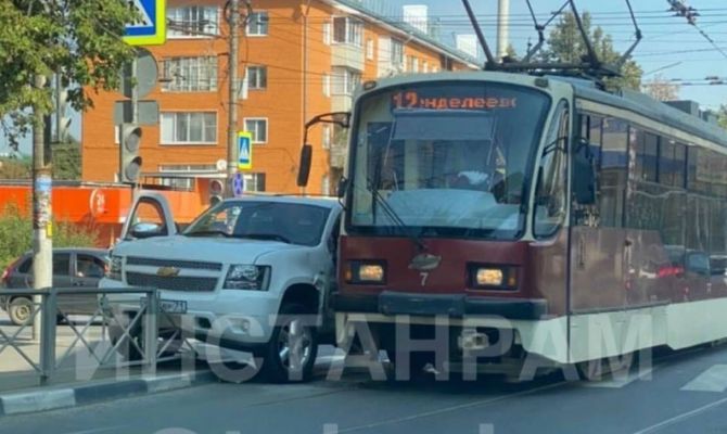 В Туле трамвай «выдавил с дороги» внедорожник «Шевроле Тахо»