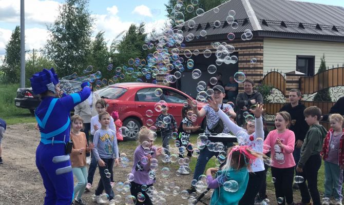 Танцы, мыльные пузыри и 6-килограммовый торт: деревня Самохваловка отпраздновала День соседей