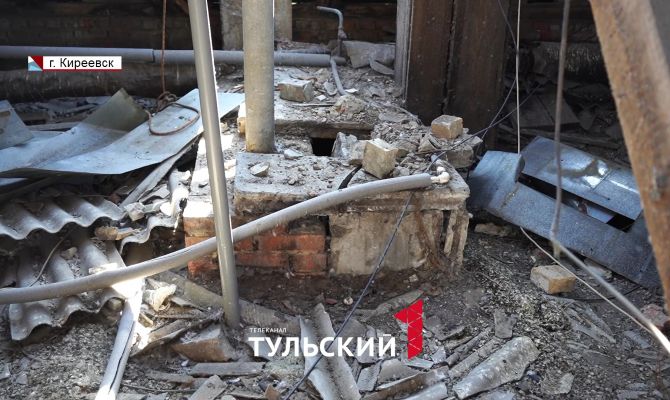 В Киреевске с крыши дома рухнул обветшалый дымвентканал