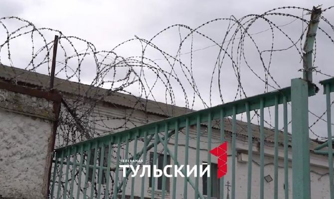 В Новомосковске заключенный демонстрировал сокамерникам запрещенные тату