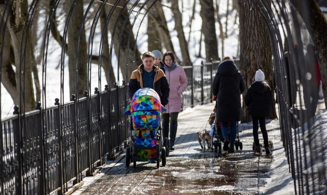В России работающим родителям сохранят пособие по уходу за ребёнком