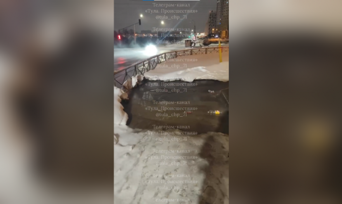 Трубу с горячей водой прорвало на улице Хворостухина в Туле