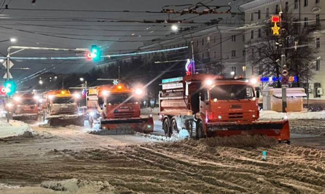 300 снегоуборочных машин чистят улицы Тулы от снега 9 января