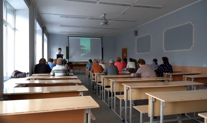 От видеозвонка до записи в поликлинику: в Туле пенсионеров учат пользоваться современными гаджетами