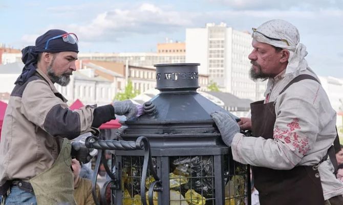 Более 30 кузнецов со всей страны создали уникальный тульский самовар