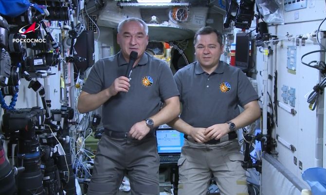 Космонавты поздравили россиян с Новым годом из космоса