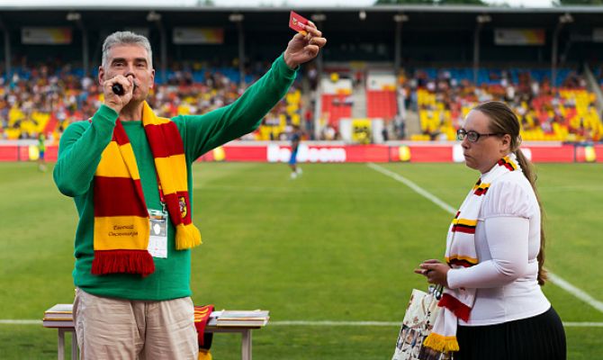 Тульский «Арсенал» вручил болельщице первый в истории клуба бессрочный абонемент