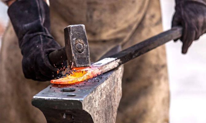 Туляков научат ковать браслеты и чеканить монеты