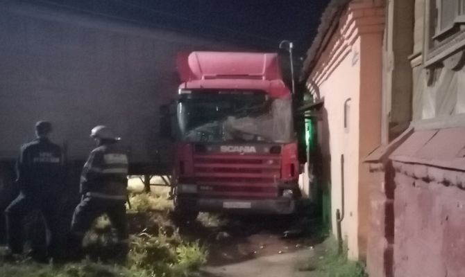 В Ефремове большегруз въехал в жилой дом