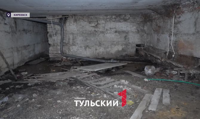 Подвал многоэтажки в Киреевске превратился в инкубатор для мух и комаров