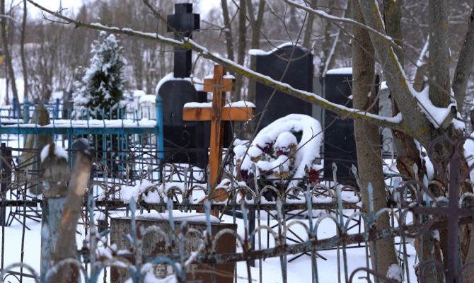 Жители Крапивны о новых порядках на кладбище: «С нас требуют деньги и закапывают могилы»