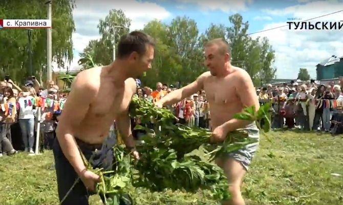 Фестиваль в Крапивне: сколько пирожков съели гости и кто победил в крапивных боях