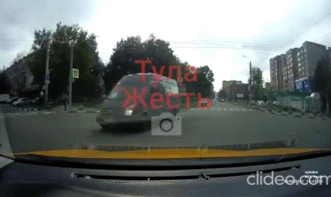 В Туле водитель пассажирского микроавтобуса проехал перекресток на красный свет