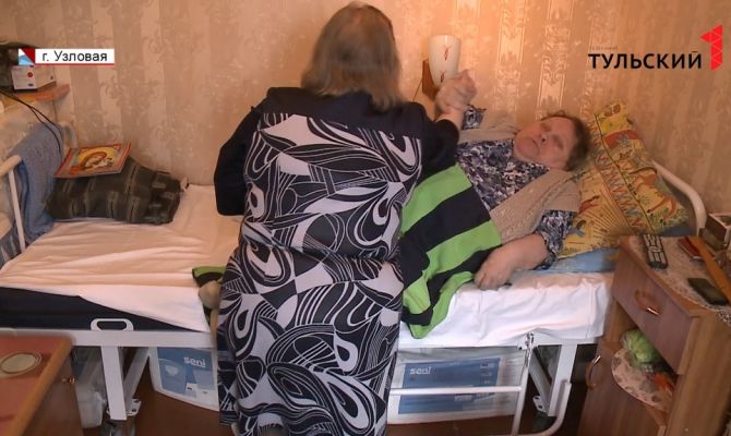 Жительница Узловой получила в подарок медицинскую кровать от местного завода
