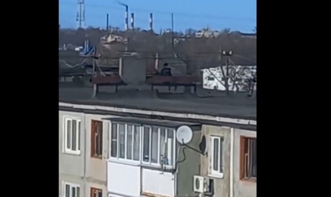 Дети на крыше: в Новомосковске на видео попали опасные игры